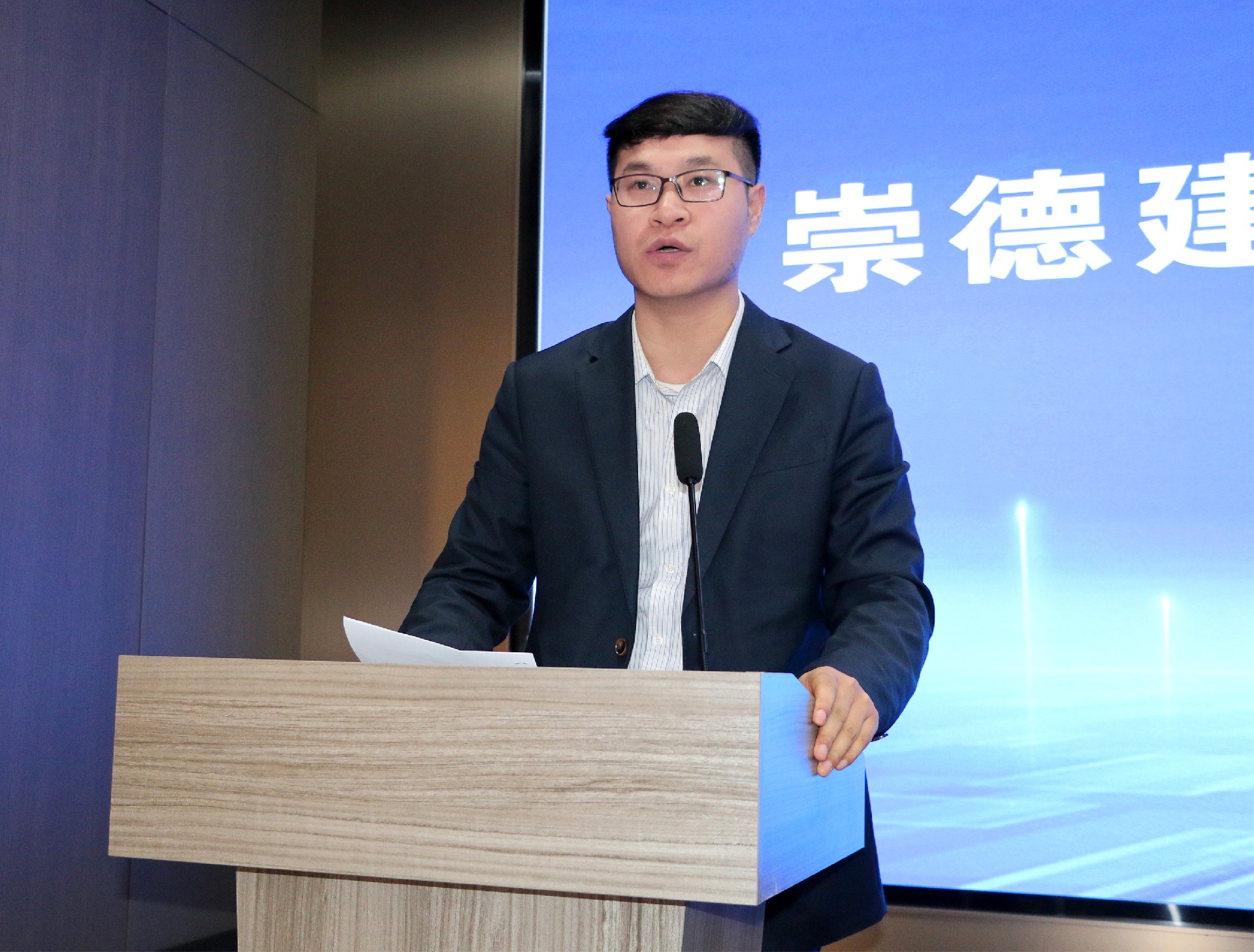 杨中杰.jpg